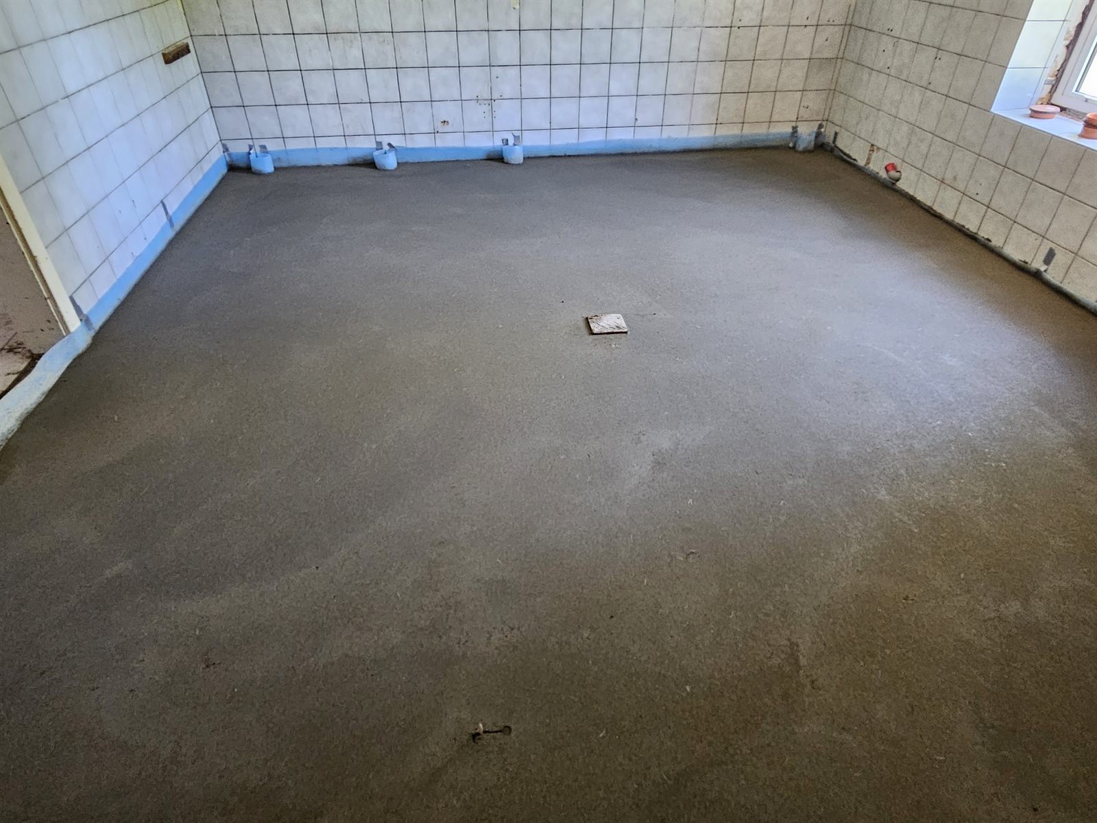 Derselbe Raum mit fertig abgezogenem Estrich und Randdämmstreifen