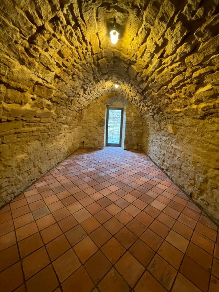 Dasselbe Gewölbe nach der Sanierung mit Terrakottafliesen und Beleuchtung