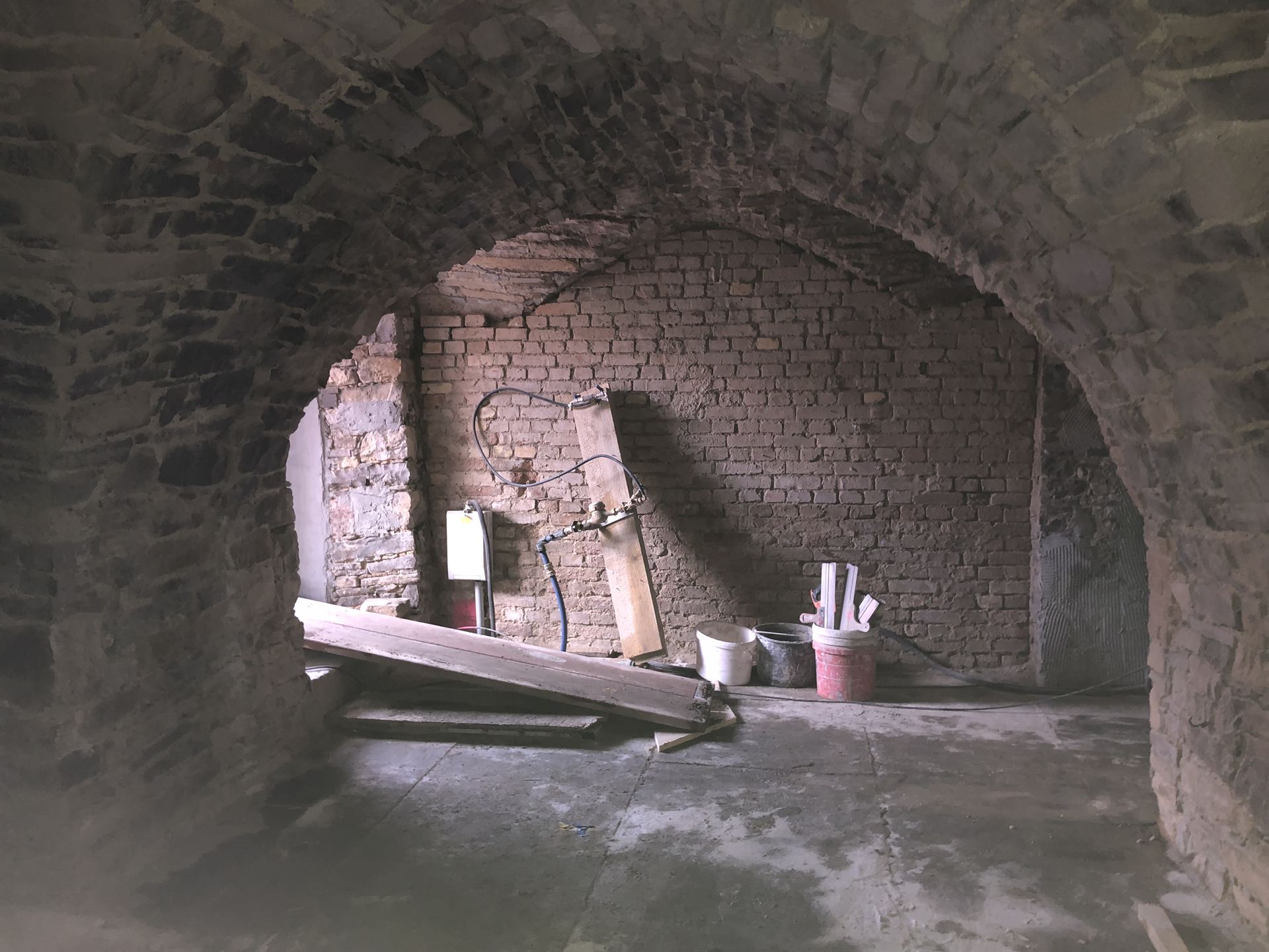 Historisches Natursteingewölbe während der Sanierung