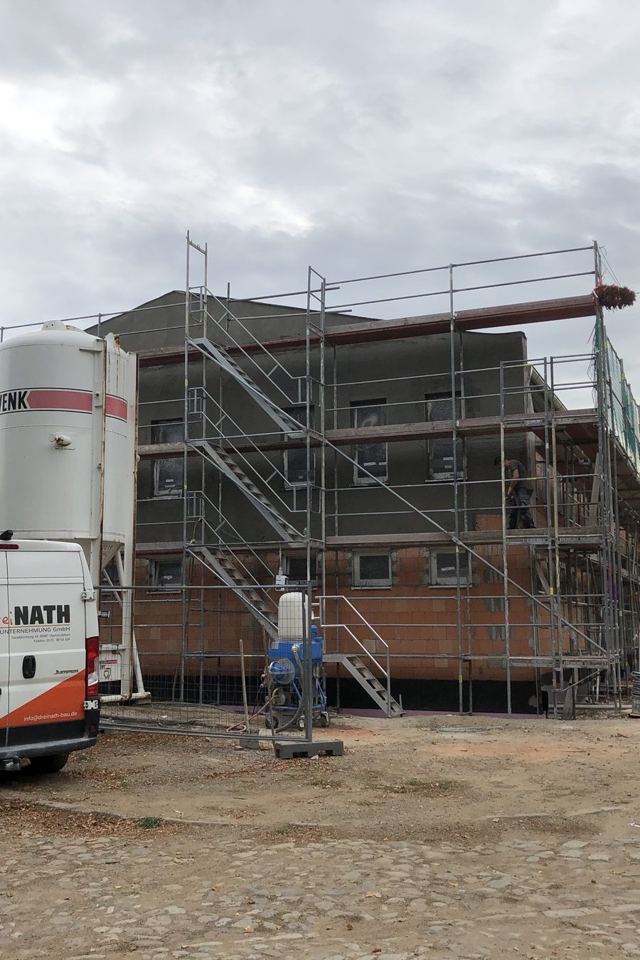 Wohnhaus eingerüstet, die Dämmung wird auf die Fassade aufgebracht