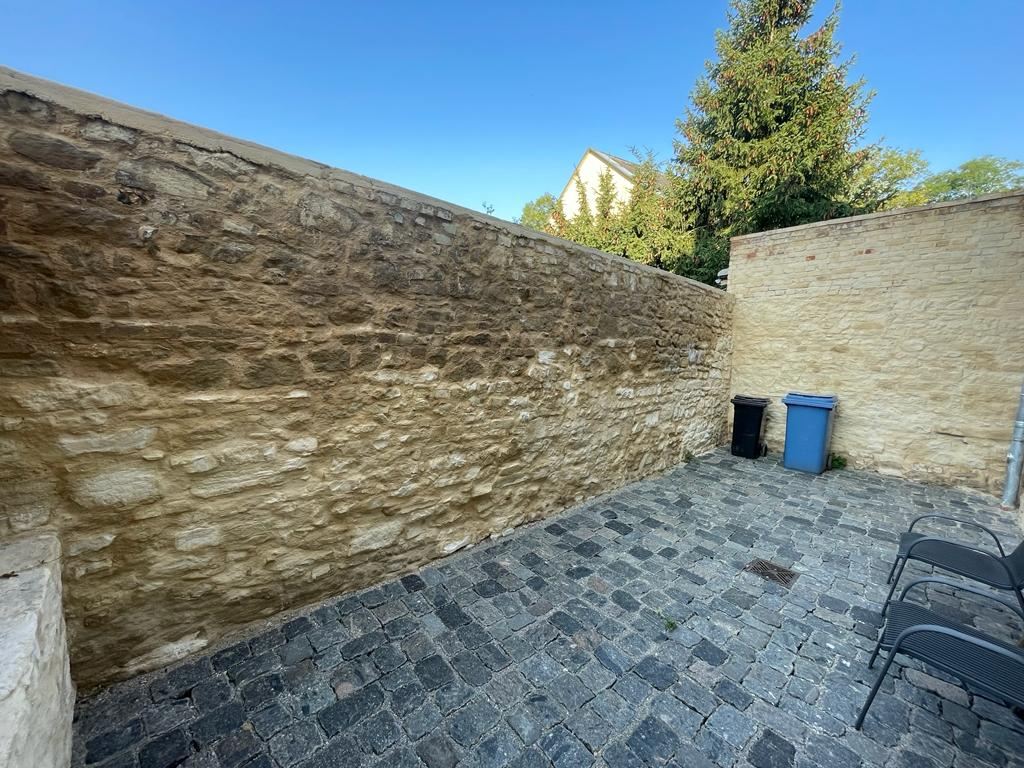 Fertig sanierte Natursteinmauer mit neuem Fugenbild