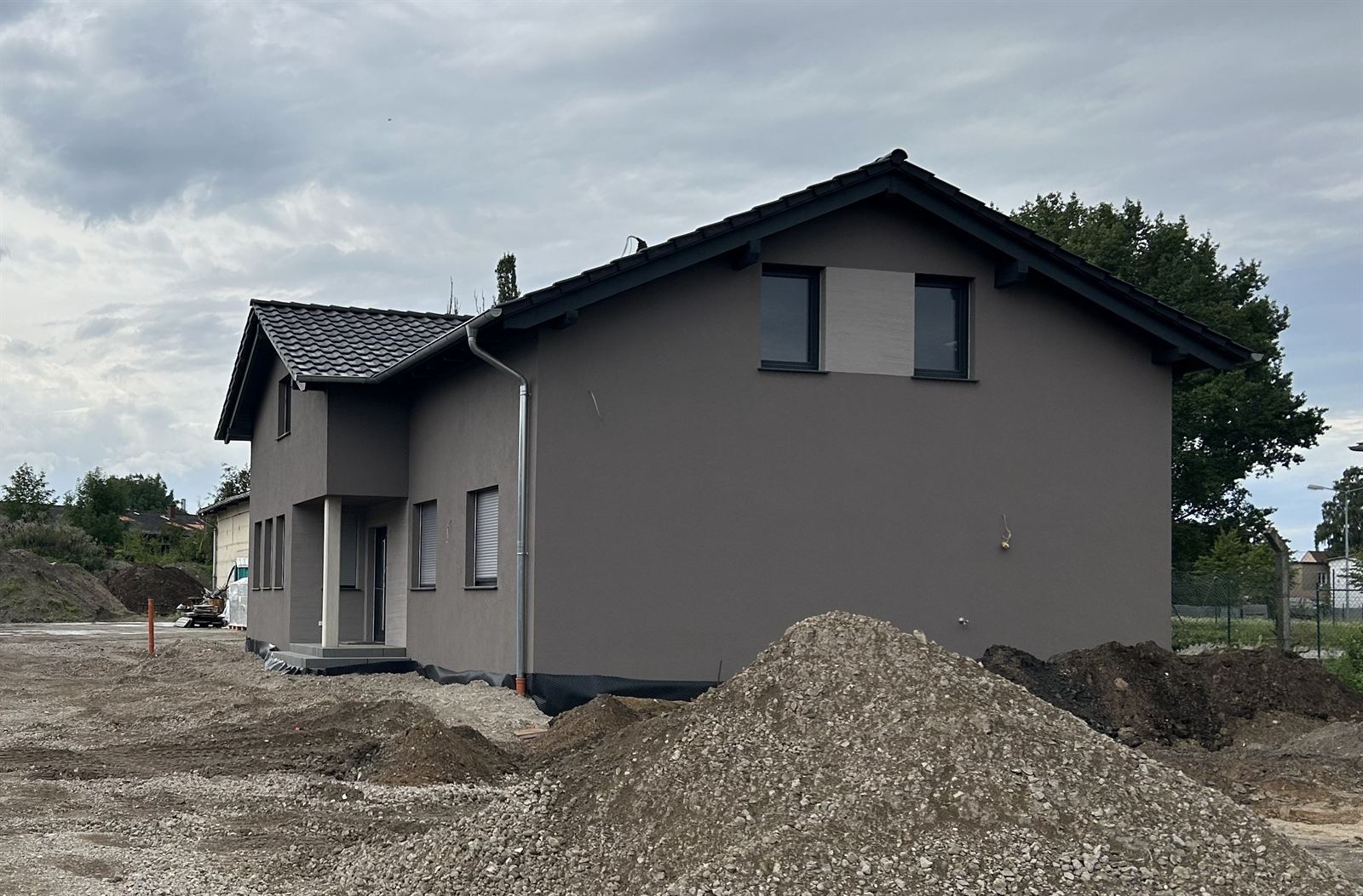 Fertiggestellter Neubau mit dunklem Dach