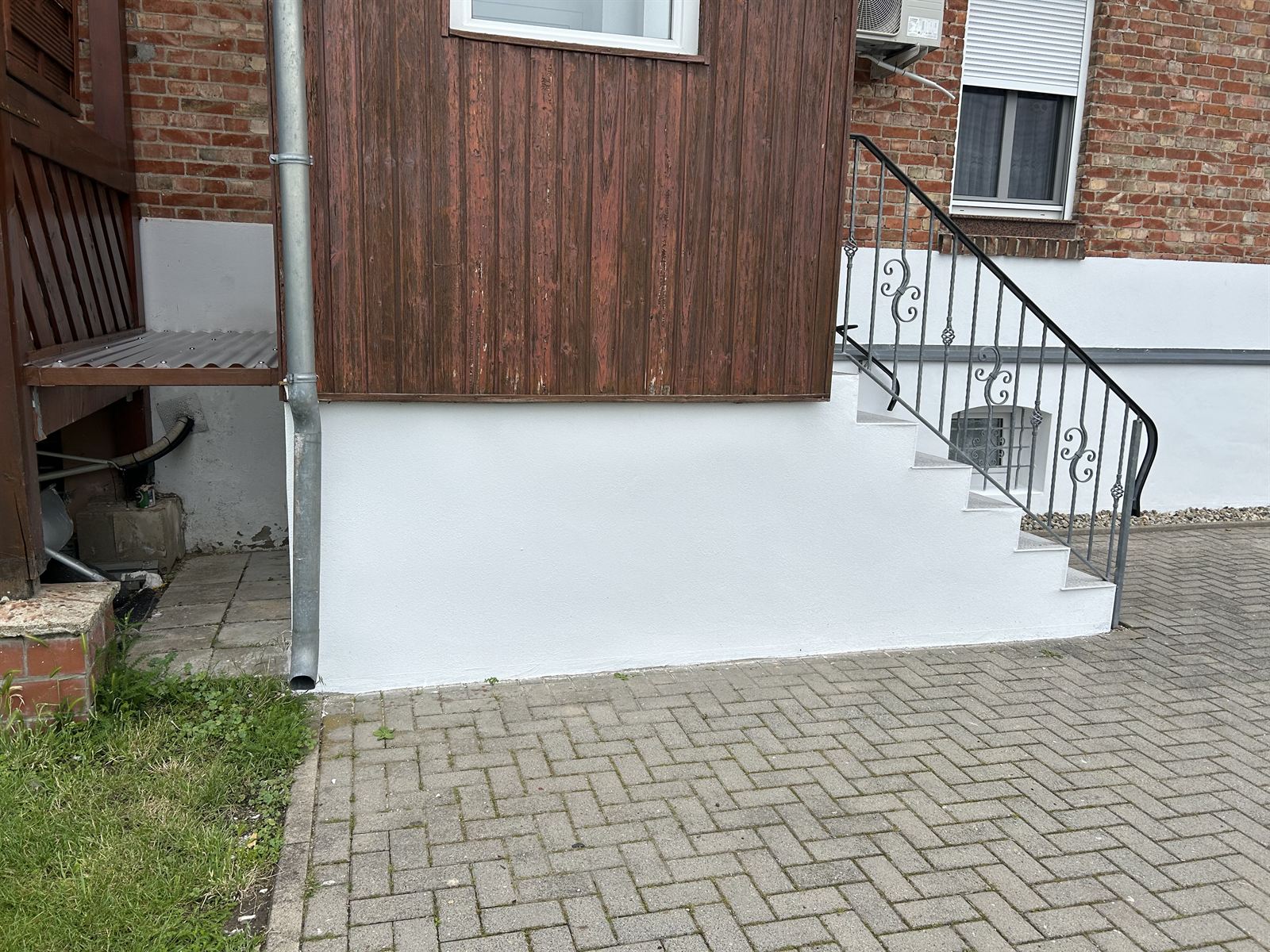 Derselbe Sockel neu verputzt und weiß gestrichen, Treppe mit überarbeitet