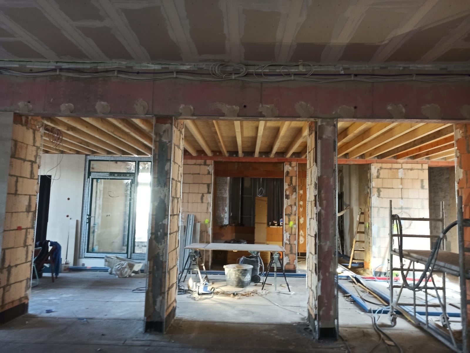 Umbau im Bestand: neue Stahlträger unter einer Holzbalkendecke